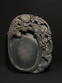 ￼ ￼ ￼ 旧藏端砚 多子多福，石料完美，质地细腻，古朴自然，整砚天然石眼丰富，清晰明亮，巧刻葡提构思巧妙，工艺精湛，砚背铭文劲挺，刀工犀利，包浆浑厚，款：孙智敏。收藏赏用珍品。 尺寸：25/19/4cm。重3.06公斤。