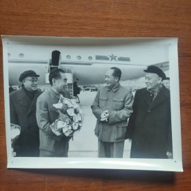 1964年，毛泽东、刘少奇、朱德在机场欢迎周恩来从莫斯科归来