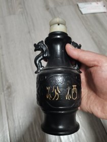 黑色汾酒瓶一个，如图，小的