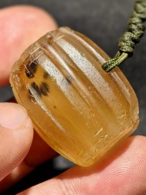 辽金琉璃鼓珠，黄色透明，棱线分明，带绿色绳扣。品相如图，皮壳老辣，所见即所得。