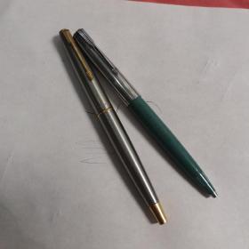 一个派克五四钢笔，一支。墨囊破损。一支1973年部队庆功表彰纪念笔。