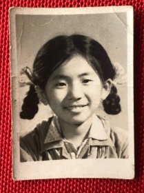 50年代扎辫子的可爱小女孩老照片