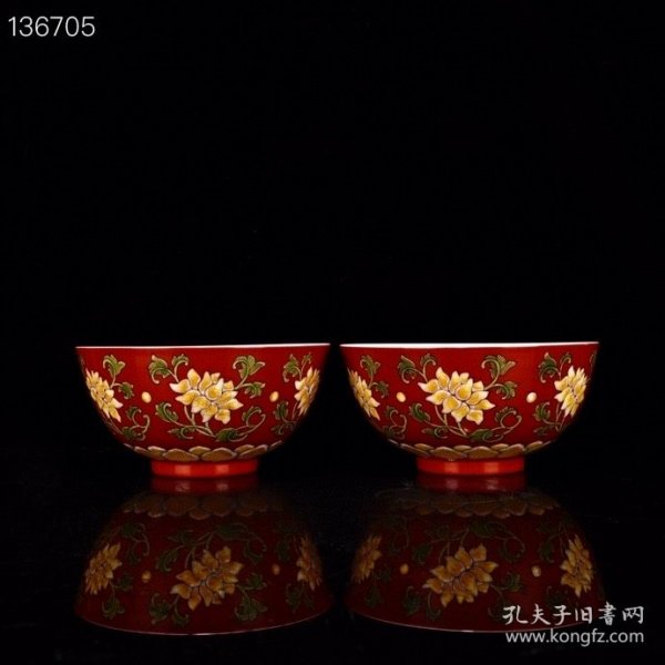 清康熙红底珐琅彩花卉纹碗