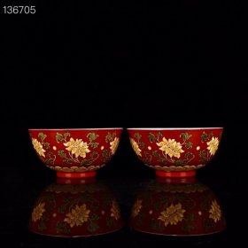 清康熙红底珐琅彩花卉纹碗