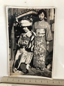民国抗战时期两个日本和服美女合影原版老照片