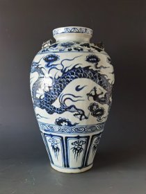 瓷器收藏 明代青花龙纹大口梅瓶 品相完整 尺寸 高32厘米 直径20厘米。