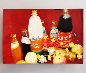 怀旧经典：80年代末安徽合肥绍华食品饮料厂绍华可乐、鲜桔汁、荔枝饮料老照片一张，早期合肥市土豪们炎炎夏日喝的本土饮料，绍华牌商标于1988年10月注册，并于1999年10月终止！