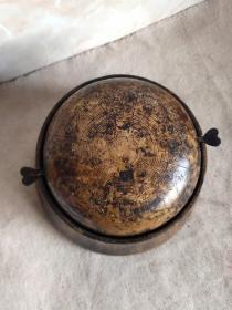 铜制烟灰缸一个，包浆老辣，保存完好，可旋转 使用方便。