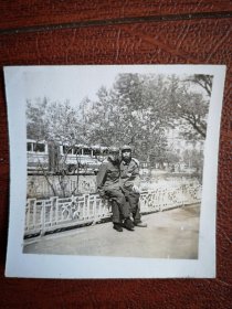 81年老照片，长春市武警战士和战友留影照一张