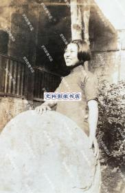 1938年5月10日 清波中学女学生“映霞”中英文签赠肖像照一枚（杭州清波中学由在浙江省测量局局长裘冲曼创办于1925年，初名清波学舍，在杭州市清波门直街47号裘冲曼的寓所开办， 1929年秋，“清波学舍”迁移至杭州云居山弄，定名为“私立清波初级中学”，成立校董会，裘冲曼任校长。1937年，抗日战争全面爆发，裘冲曼将清波中学搬迁到家乡嵊县。1946年，存在了21年的清波中学被国民党政府勒令停办。）