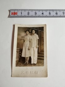 老照片-----《少女艺术照合影》！（1956年，上海光华照相）