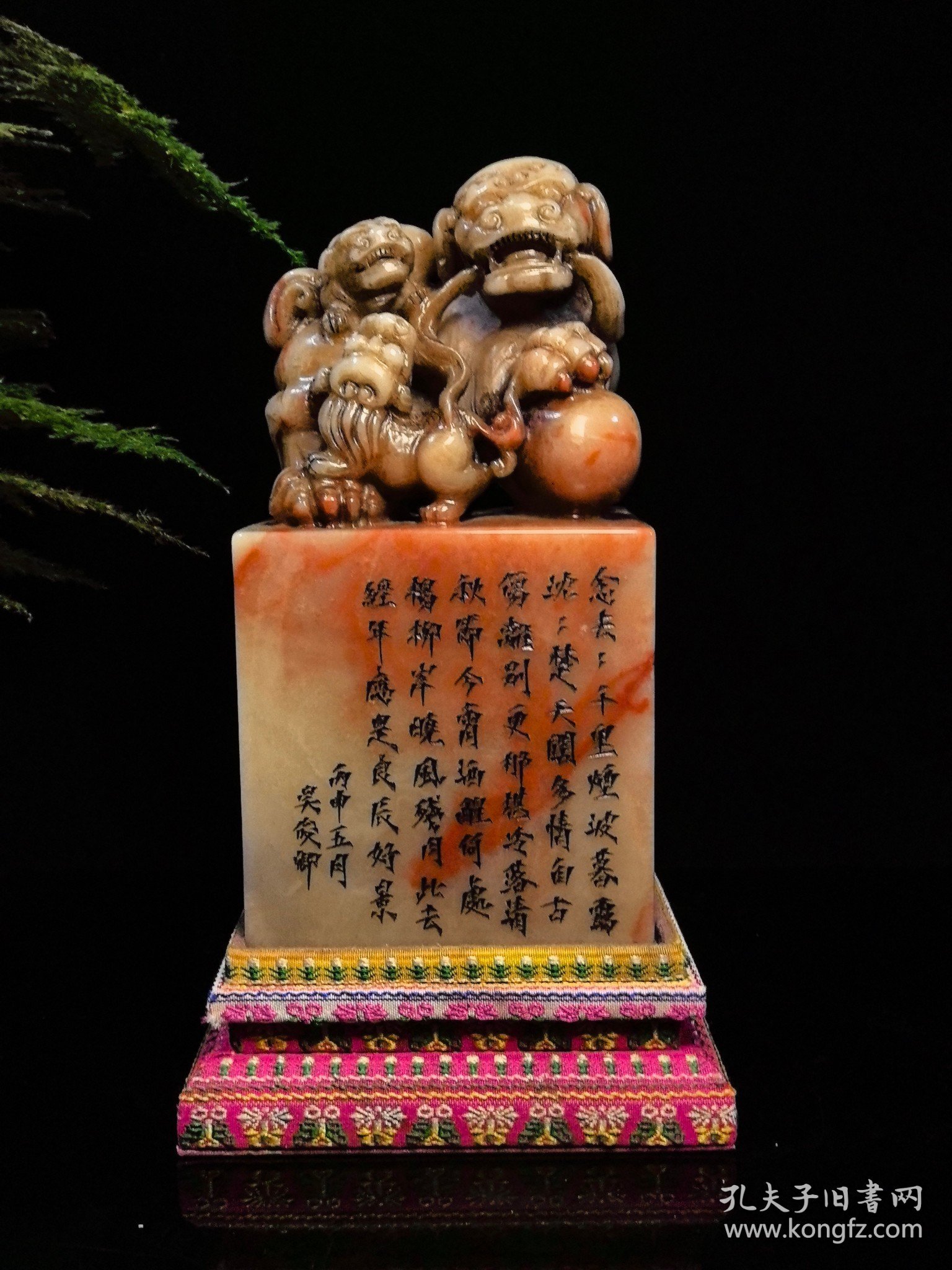 回流珍品，寿山石云锦芙蓉印章摆件 大清著名雕刻家【吴昌硕】之藏品 取材上乘寿山云锦芙蓉石，色泽鲜艳饱满，机理细腻油润，质地纯净透通，工艺精湛一流，瑞兽威武霸气，栩栩如生，天然红色石纹如祥云般围绕石身，美轮美奂，包浆醇厚自然，属实收藏观赏珍品 【品名】天降祥瑞 【尺寸】高20×宽10 【重量】3500克