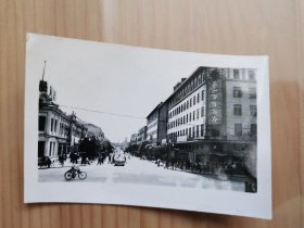 老照片 六十年代哈尔滨道里区地段街与石头道街路口街景（沿地段街南望）第一百货商店（哈一百）周边