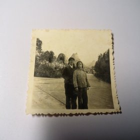 老照片–两个漂亮女孩在桂林景区留影（二人留长辫）