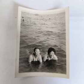 两名穿着泳装的美女在海边游泳合影留念照片