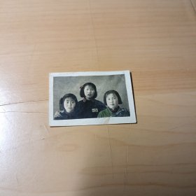 老照片–六十年代三个女同学合影（手工上色）