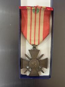 二战1939版法国战争十字奖章，带原盒。
相对于一战版（1914-1918）来说，二战版（1939）很少见，价值也更高。