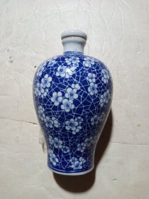 口子窖蓝底白花青花酒瓶(直径10Cm高19cm)