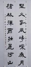 宜宾书法家，曾德宏书法对联一幅，尺寸：180*33*2曾德宏，宜宾学院美术学（书法）教授；中国楹联学会会员，中国书法家协会会员；四川省楹联学会会员，四川省书学学会会员，四川省书法家协会理事、学术委员会委员、教育委员会委员；宜宾市作家协会会员，宜宾市诗词楹联家协会副主席，宜宾市书法家协会副主席兼秘书长。