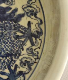 大清康熙年制精工细作满工青花龙纹笔洗，器形规整，老化明显，品相完整，成色如图1