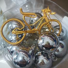 金属小自行车（不含背景中的装饰球）