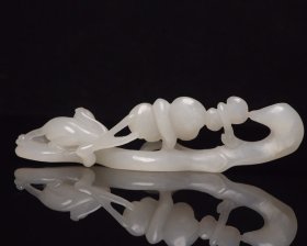 和田玉如意封侯 规格: 12.8×3.6×2.3厘米，重 62克。 玉质温润细腻，刀功老道，皮壳包浆一流，雕刻生动，线条流畅，品相完美！
