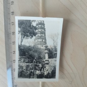 民国间，日本占领苏州老照片，一张，日本兵在虎丘塔。大小如图示