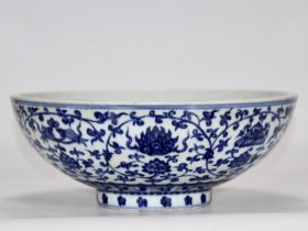 明宣德年制青花缠枝暗八宝纹骰子碗