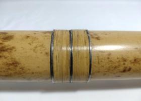 日本尺八名家竹治作精品竹根尺八一件，内黑漆，刻名，标准银三线中继，长66厘米，直径5厘米漂亮