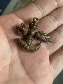 金刚杵小配挂，纯铜材质，精致工艺，适合信仰人士佩戴或收藏。尺寸约4.06*3.5cm，重约16.8克，品相完好无瑕疵。