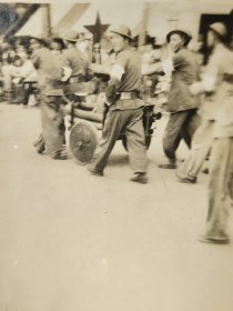 建国初期解放军战士入城老照片