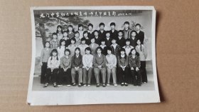 龙门中学初三三班全体师生毕业合照 1984.5.12 照片有缺角后面有写字。看好购买。