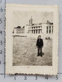 60年代小孩佩戴毛主席像章在某建筑物前广场远处有人骑自行车泛银照片建筑物上有字“……工业”(徐树华、李成芝相/册，本册照片或多或少都有些脏痕或缺陷，统一定85品，买家请详鉴)
