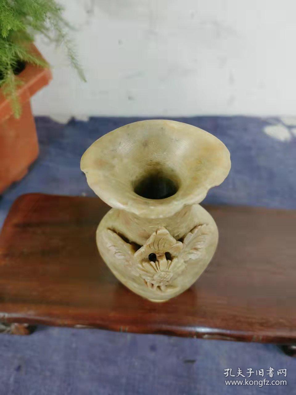 早期天然寿山石花瓶摆件一个。小夺天工，十分精美。陈设摆放很漂亮。天然保真寿山石。