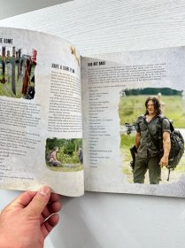 《行尸走肉》（The Walking Dead）的官方食谱与生存指南，由劳伦·威尔逊（Lauren Wilson）撰写，尹熙·金（Yunhee Kim）摄影。《行尸走肉》是AMC出品的著名丧尸题材电视剧，这部食谱与生存指南结合了剧中的生存元素，收录了相关的食谱，同时也包含生存技巧等内容，是该系列的衍生周边产品，具有一定的收藏和实用价值，尤其受到《行尸走肉》粉丝的喜爱。