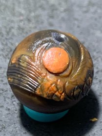 精美亚光高润度战国红玛瑙手工俏色巧雕鲤鱼戏珠，圆珠一个！