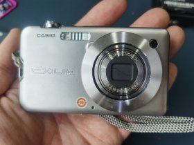 卡西欧Ex-12、数码相机、功能一切正常、基本全新、基本没用、（赠送：原装相机包、8g内存卡、数据线、充电器）、