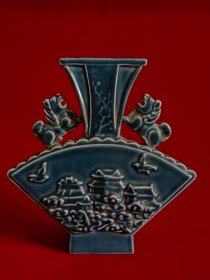 拆迁收来一个清代扇型扁瓶，高17.5/宽16.8/4.5厘米，造型精致，釉色漂亮，浮雕图案，两个狮子耳，寓意事事如意，完整无损，保老保真。