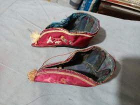 清代民俗美女三寸金莲刺绣小脚鞋。
