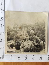相册主人公中国人民解放军夫妇着50式中校军装在云南边疆腾冲天下第一汤合影照片(一对曾经在云南边疆畹町服役的中国人民解放军夫妇相册，男军人有一张55式中校照片)