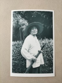 “三郎”萧军（著名文学大家） “仗剑”侧身照 1张（黑白）著名摄影家、四月影会、星星画会成员 陈凡（陈又川）早期摄影作品 “七八年夏月某日晨，余在北海公园九龙壁习拳剑，偶与陈凡君让，承其为楫照数慎”