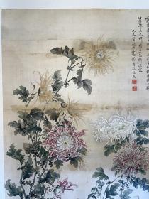 上海文物公司旧藏海上三菊之繆谷瑛绢本花卉立轴106*64
缪谷瑛（1875～1954）现代国画家。字莆孙，号由里山人、晚香室主。江苏江阴人。为黄山寿再传弟子。工画花卉，最擅写菊。寄居上海，曾任教于仓圣明智大学，为国画教师。时哈同爱俪园中名菊甚众，其课余必往写生。工笔彩绘，极得秋色晚香之盛。经历年积累，笔下所绘之菊达三百余种，时人称之为“画菊专家”。工诗，有《晚香室诗钞》稿。1925年与吴昌硕、王震