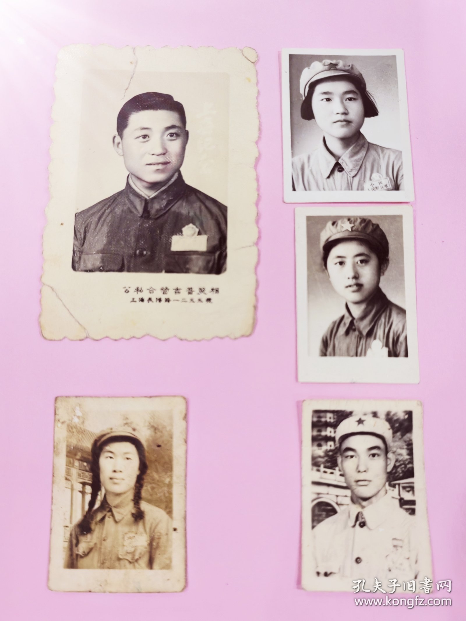 稀有志愿军老照片5枚合售。佩带鸽子章和政协慰问等章，照图发货。