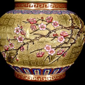 清乾隆金地浮雕珐琅彩喜鹊登梅纹罐，13×12，