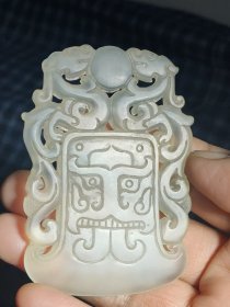 和田玉手工雕刻双龙戏珠玉佩一个，雕工精致，包浆油润，沁色自然，玉体通透，刻画形象细腻逼真，栩栩如生，手感圆润，品相完整，成色如图
