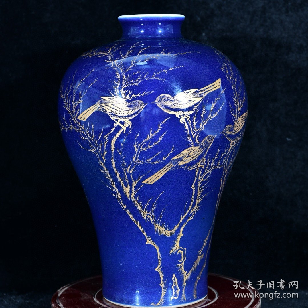 点击查看原图 大清乾隆年制霁蓝釉描本色真金花鸟秋林鸣禽图酒瓶梅瓶
高28.2径18厘米2