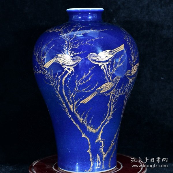 大清乾隆年制霁蓝釉描本色真金花鸟秋林鸣禽图酒瓶梅瓶
高28.2径18厘米2