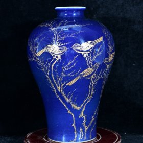 大清乾隆年制霁蓝釉描本色真金花鸟秋林鸣禽图酒瓶梅瓶
高28.2径18厘米2