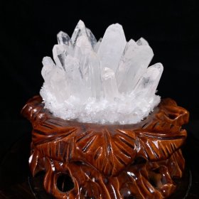 天然白水晶晶簇 带座高11×8×7厘米 重0.64公斤