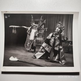 秦腔老照片：甘肃著名秦腔老艺人 刘金荣在演出传统剧目《点将》。 七十年代老照片。清晰完整品相佳。 尺幅15*11cm